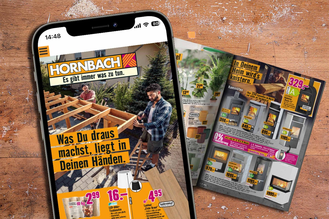 Darstellung eines Smartphones mit der Hornbach Webseite und ein Hornbach Katalog auf einem Holztisch.