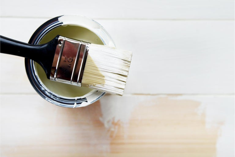 Farbdose mit Farbe und einem 2,5-Zoll-Pinsel