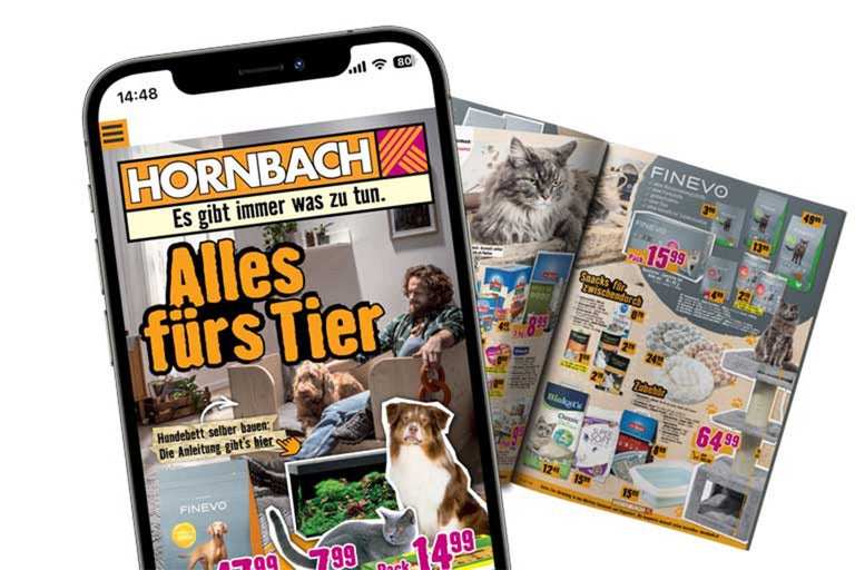 Smartphone zeigt Hornbach Werbung für Tierbedarf zusammen mit einem Prospekt
