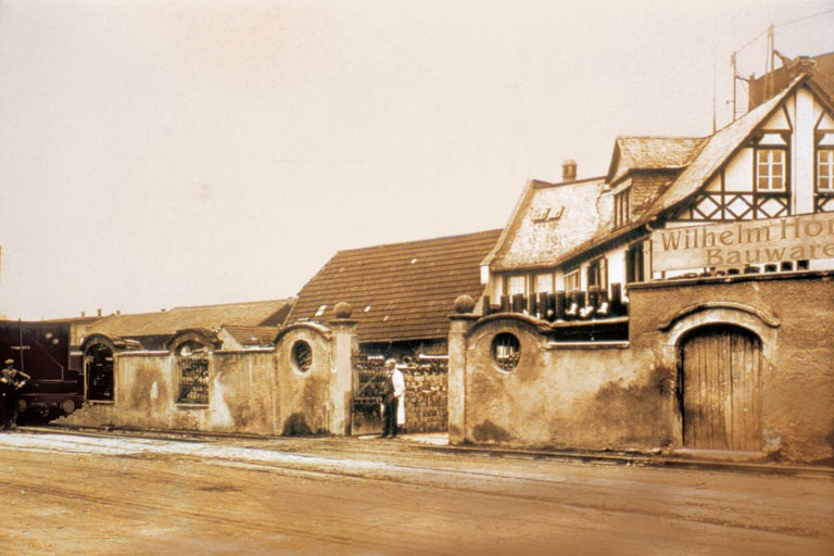 Historisches Foto des Wilhelm Hornbach Bauwaren Geschäftsgebäudes.