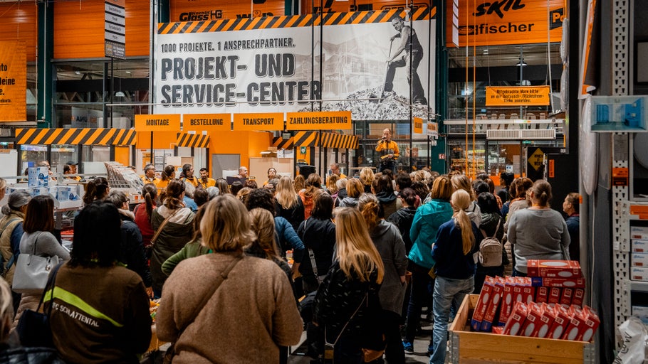 Veranstaltung im Hornbach Projekt- und Service-Center mit vielen Zuhörern.