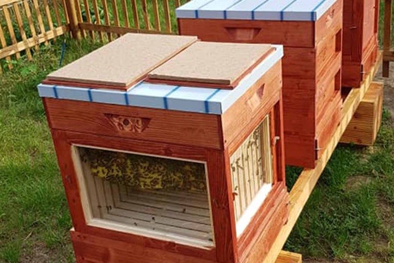 Bienenstöcke aus Holz im Garten