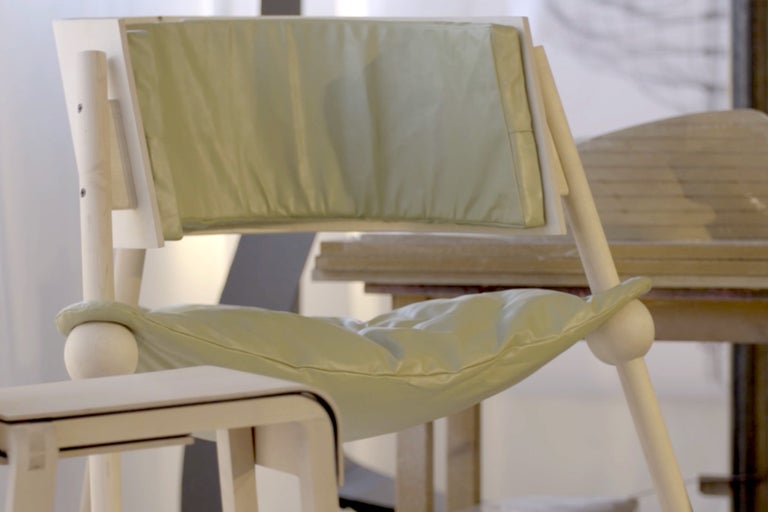 Detailansicht eines Holzstuhls mit Sitzkissen