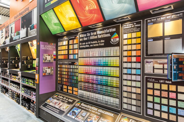 Farbmischcenter bei Hornbach mit Farbfächern und Farbmustern