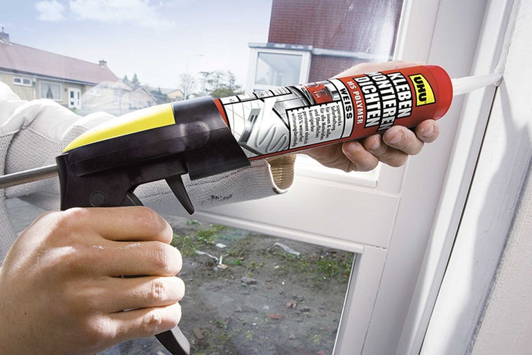 Anwendung von UHU Kleben Montieren Dichten MS Polymer Dichtstoff mit einer Kartuschenpistole an einem Fensterrahmen