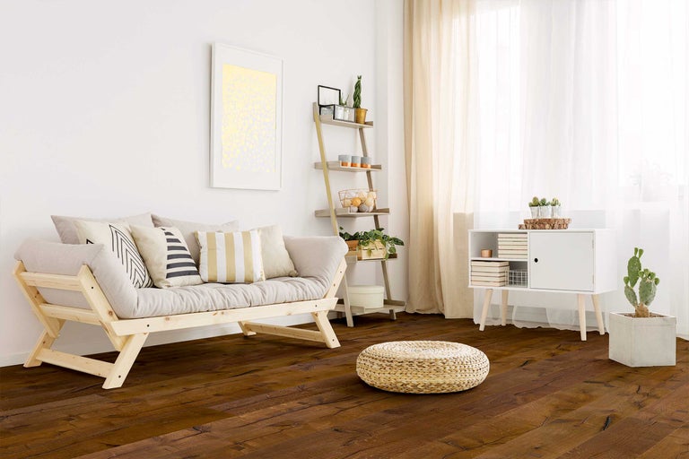 Wohnzimmer mit Sofa, Regal, Kommode und Holzboden