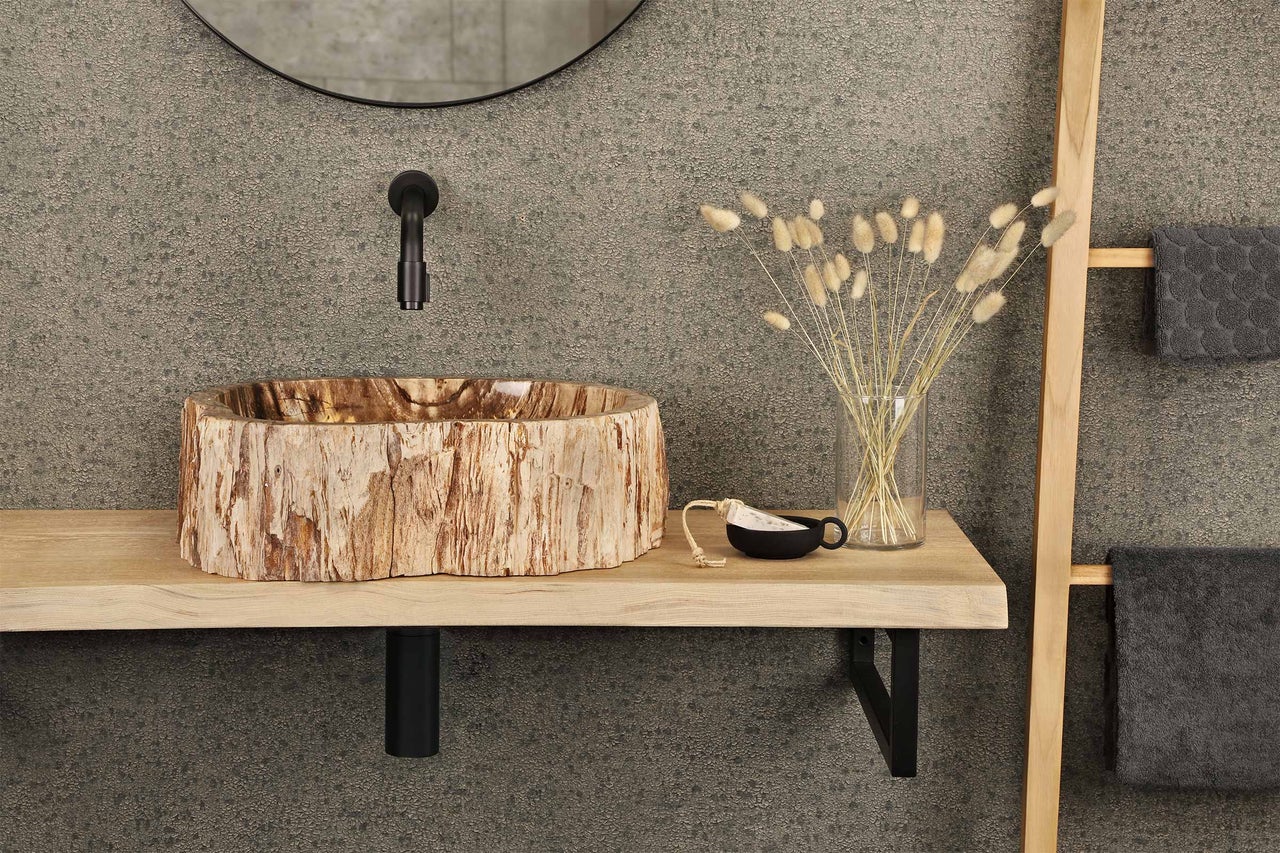 Badezimmer Waschtisch mit Baumstamm Waschbecken, Armatur, Spiegel und Handtuchhalter