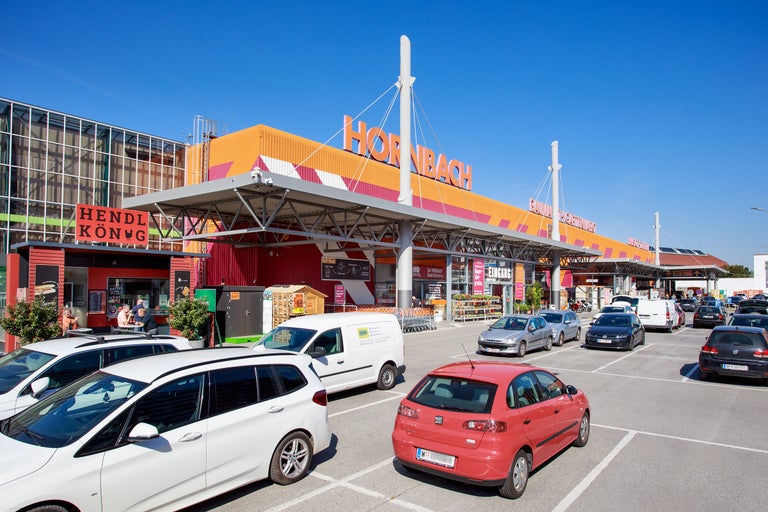 Außenansicht eines Hornbach Baumarktes mit Parkplatz und Kunden