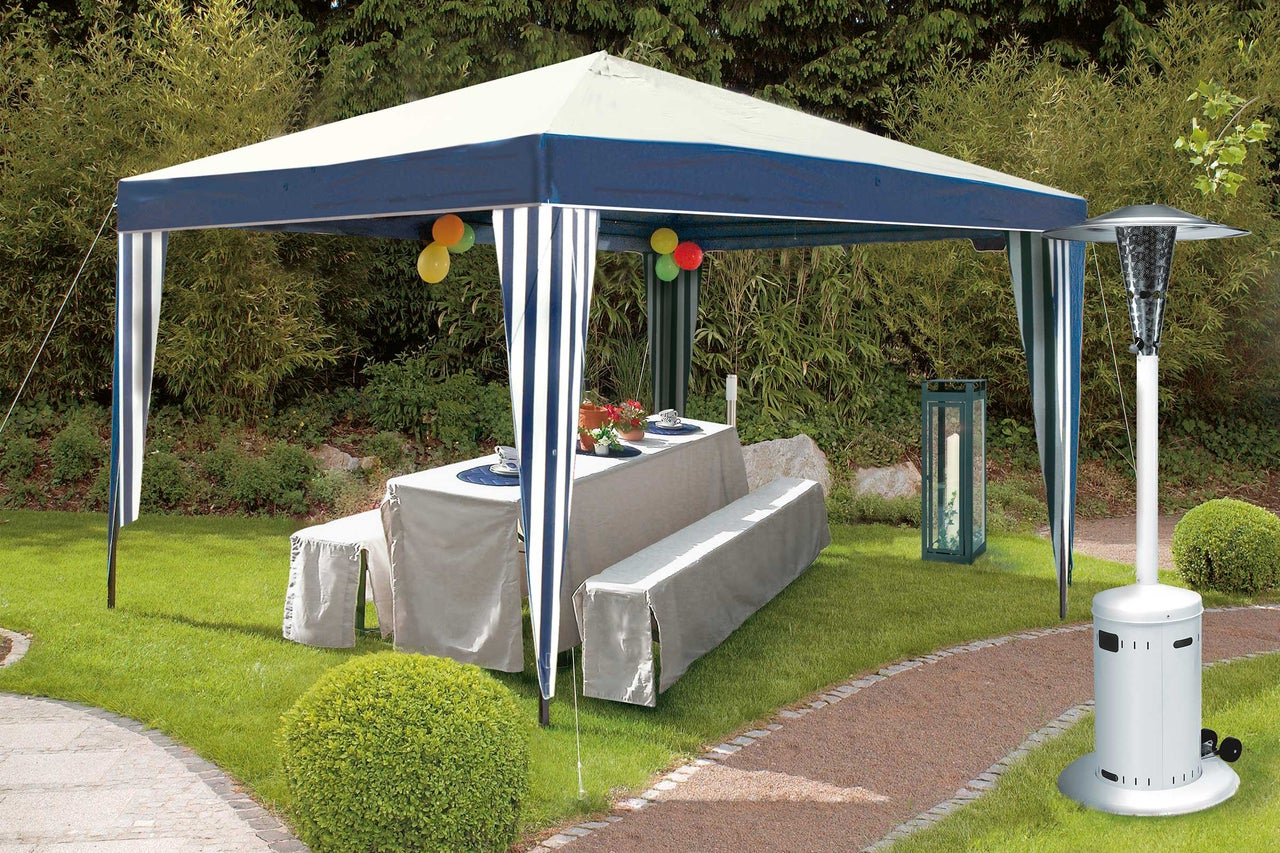 Szene mit Pavillon, Gartentisch, Bänken und Heizstrahler auf einer Rasenfläche