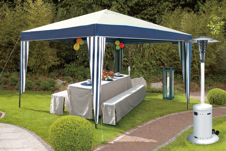 Szene mit Pavillon, Gartentisch, Bänken und Heizstrahler auf einer Rasenfläche