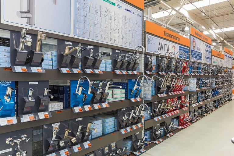 Regale mit Küchenarmaturen verschiedener Marken im Hornbach Markt
