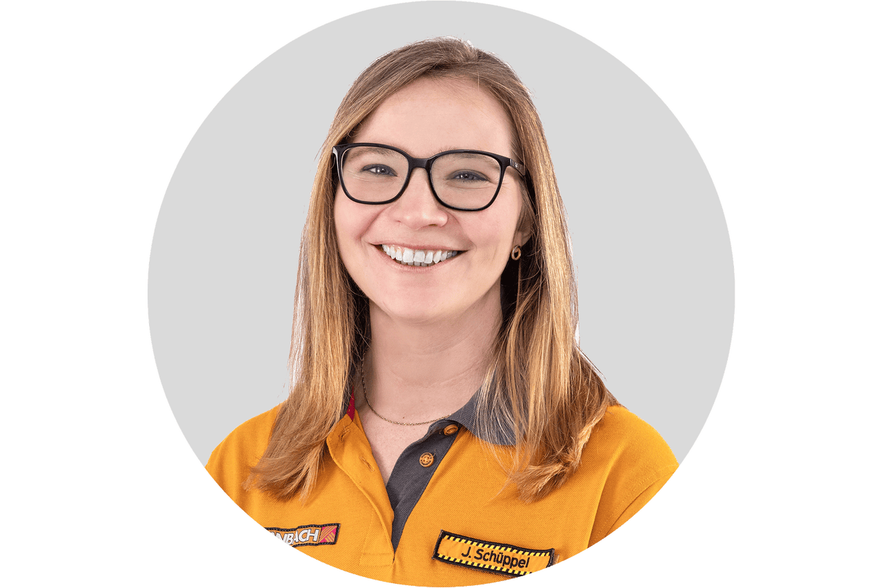 Porträt einer freundlichen Hornbach Mitarbeiterin mit Brille