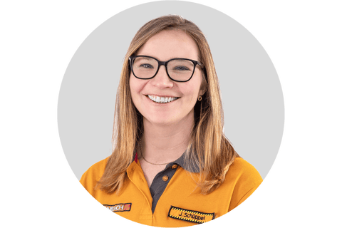 Porträt einer freundlichen Hornbach Mitarbeiterin mit Brille