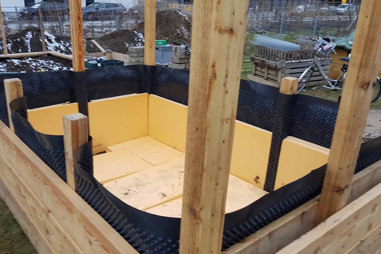 Hochbeet im Bau mit Holzrahmen, Noppenfolie und Isolierung