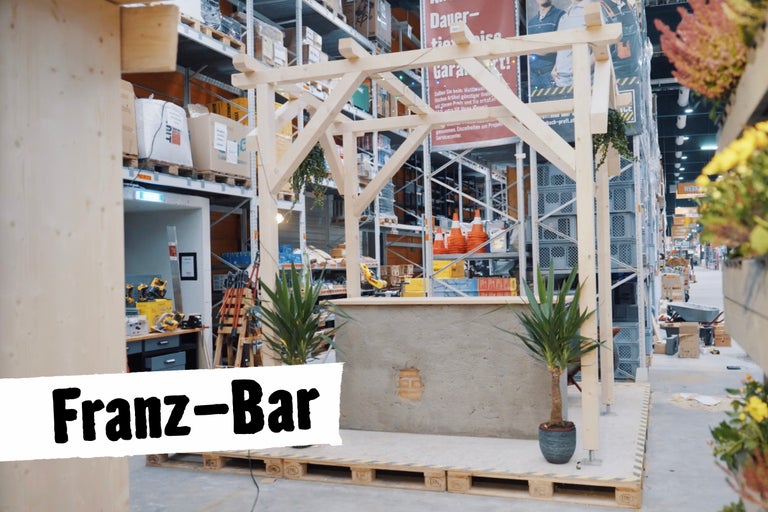 Franz-Bar Konstruktion aus Holz und Beton im Baumarkt