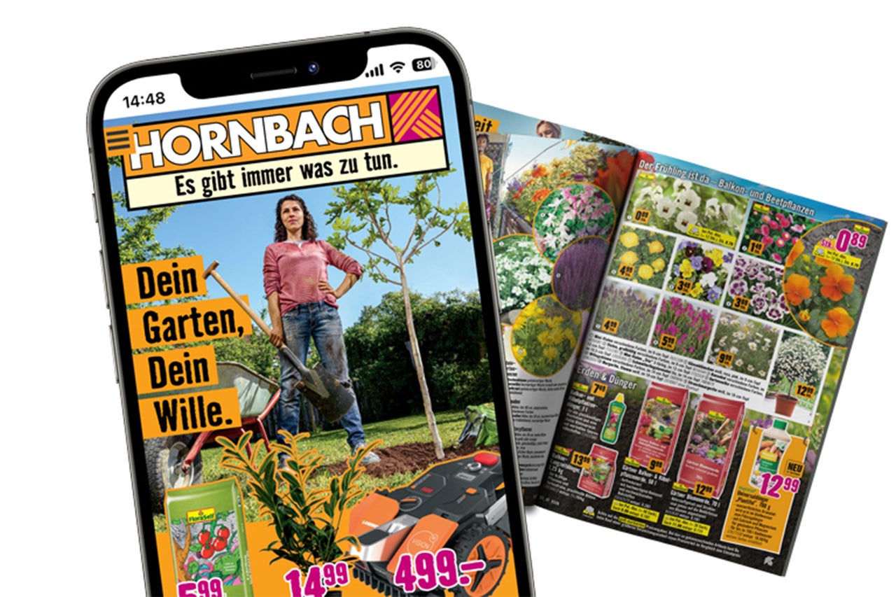 Smartphone mit der Hornbach App und ein gedruckter Gartenprospekt mit Pflanzen, Erde und Dünger.