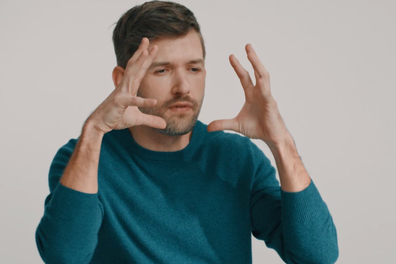 Mann mit erhobenen Händen