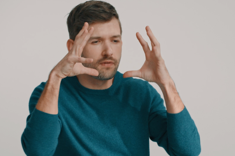 Mann mit erhobenen Händen