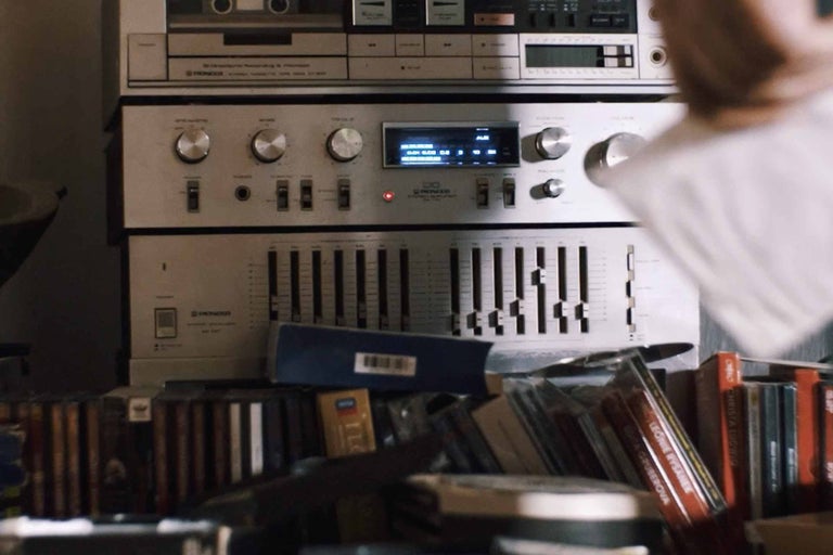 Stereoanlage mit Kassettendeck, Verstärker und Equalizer von Pioneer, umgeben von CDs und Kassetten