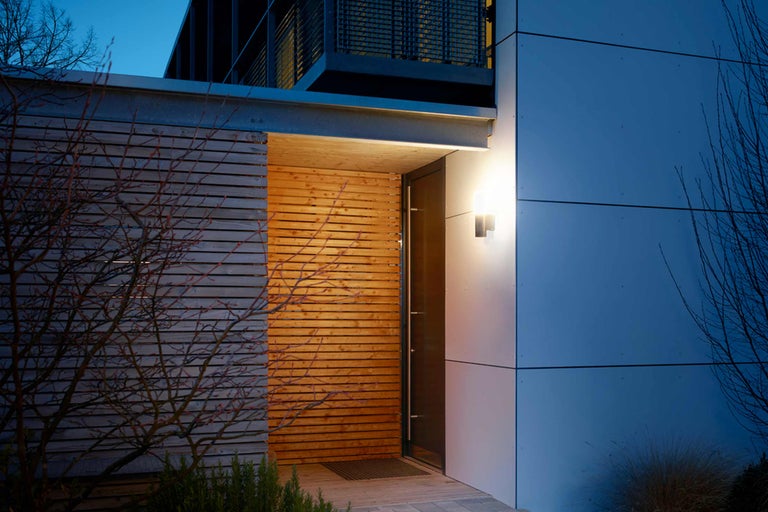 Moderne Hausfassade mit Holzelementen, Eingangstür und Aussenleuchte