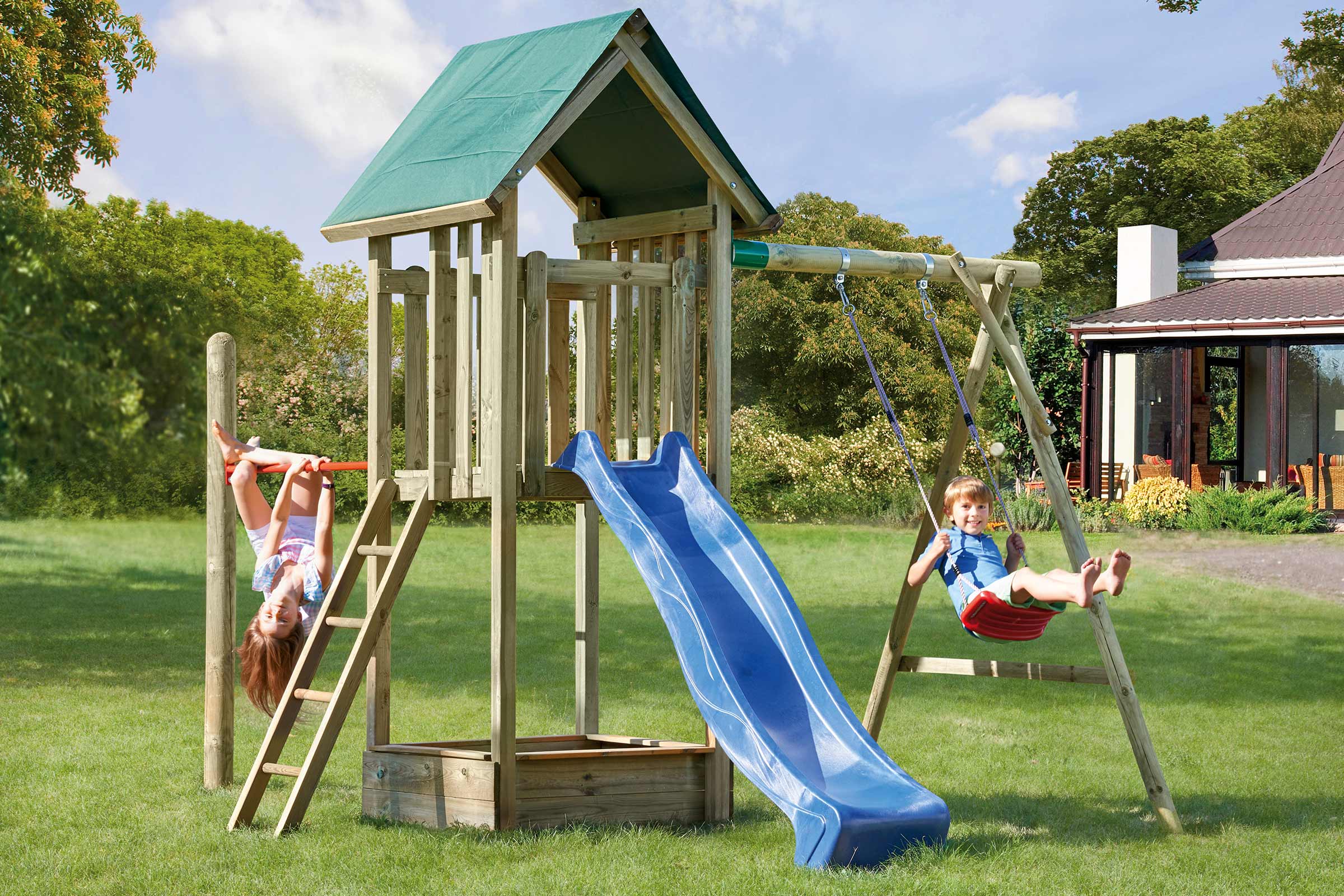 Spielturm mit Rutsche, Schaukel und Kletterstange im Garten