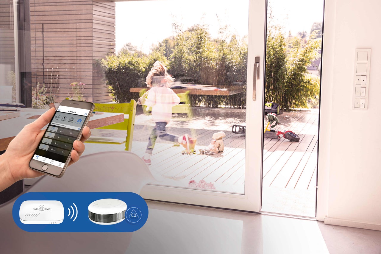 Smart Home Steuerung mit App und Sensoren in einem Wohnbereich mit Kind auf der Terrasse