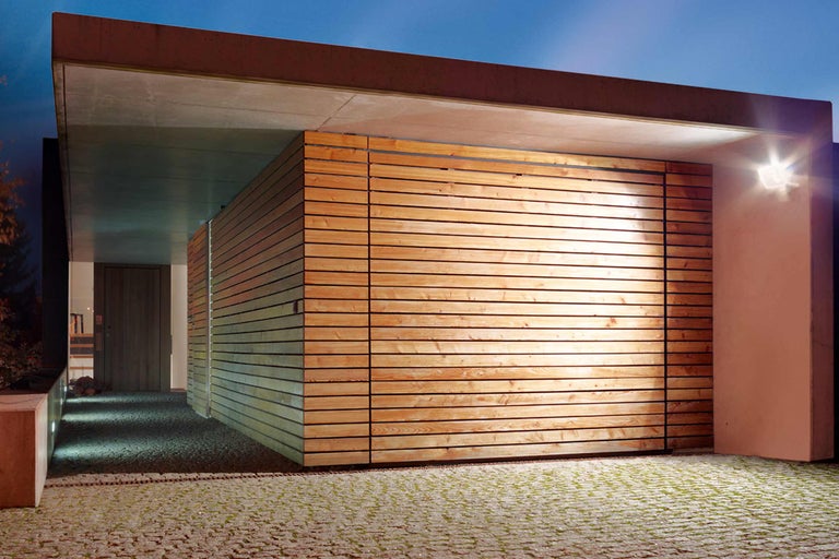 Moderne Holzfassade mit horizontalen Brettern und integrierter Beleuchtung