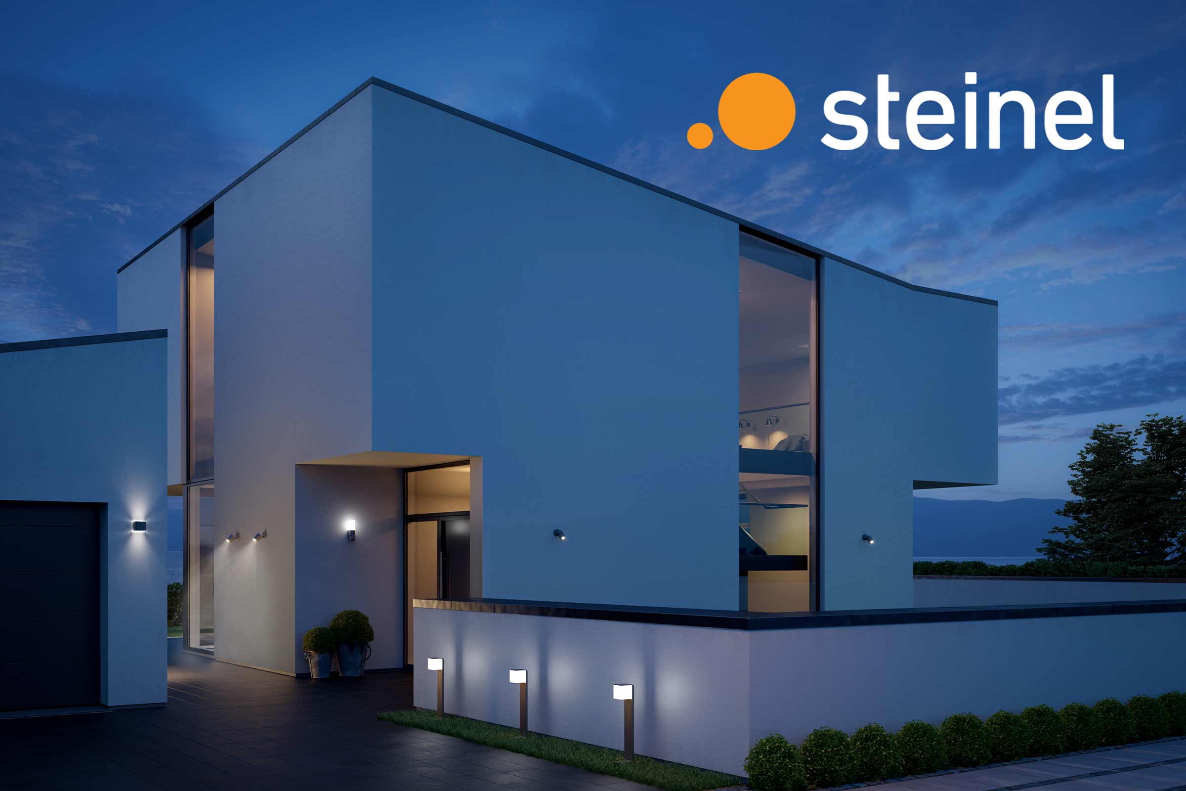 Beleuchtetes modernes Haus mit Steinel Logo und Außenbeleuchtung