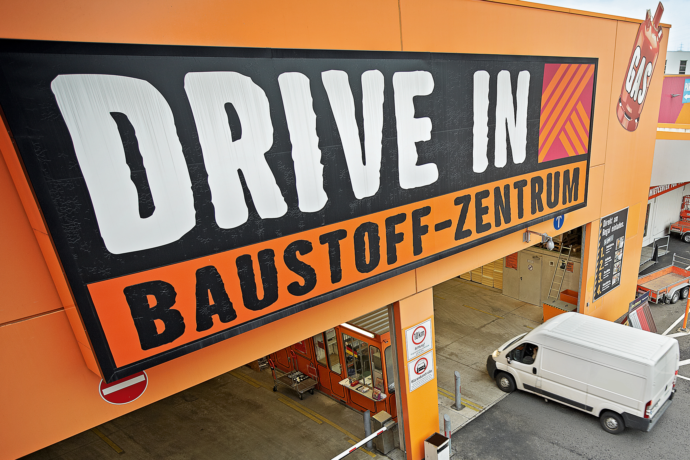 Hornbach Drive In Baustoff-Zentrum Außenansicht mit Lieferwagen