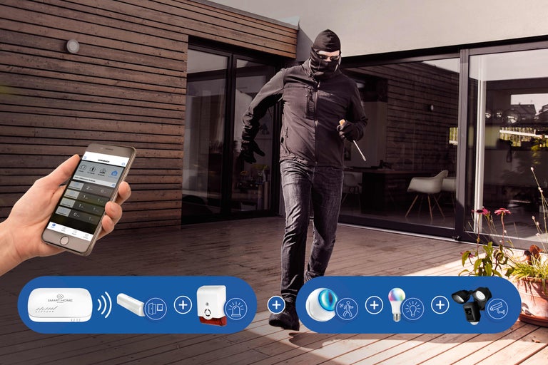 Szene mit Einbrecher vor Haus, Smartphone mit Smart Home App, Komponenten eines Smart Home Systems