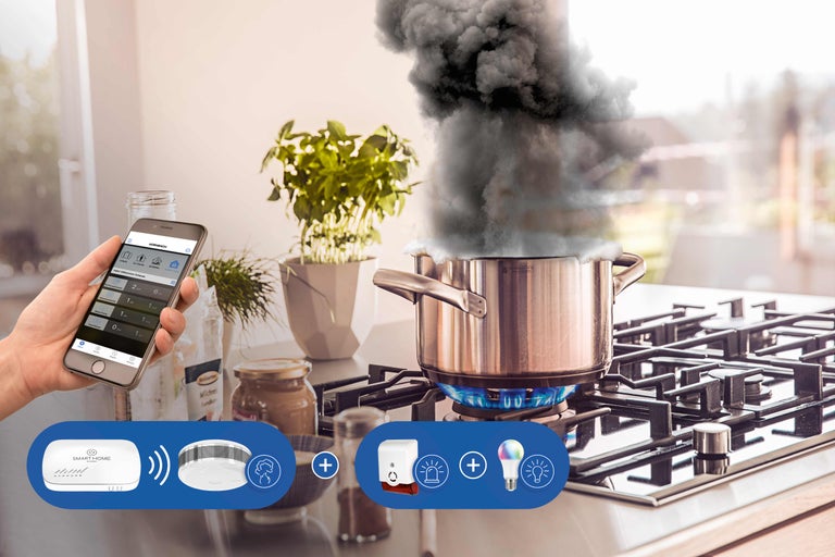 Smart Home System Rauchmelder im Einsatz mit Rauchentwicklung am Herd