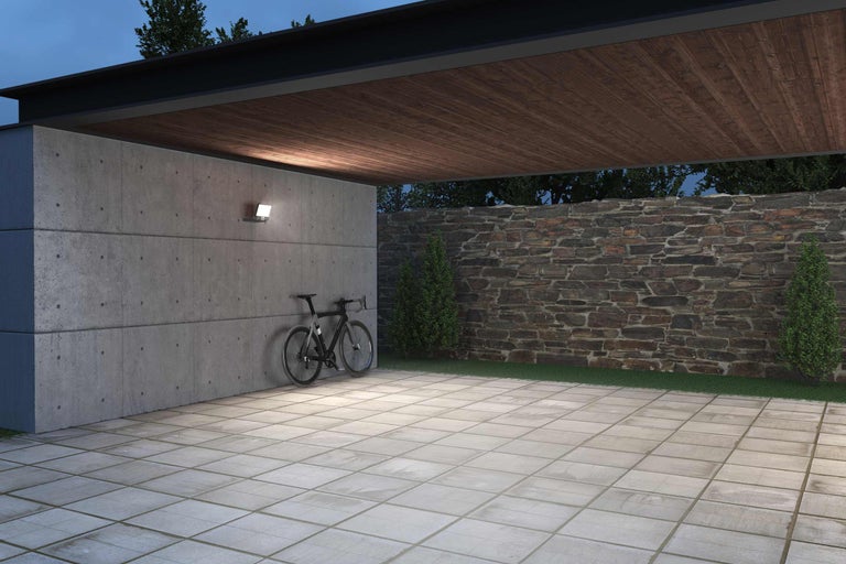 Außenbereich mit Betonwand, Steinmauer und Bodenplatten