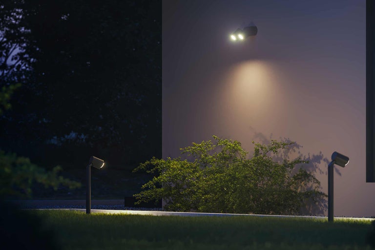 Gartenbeleuchtung mit Wand- und Sockelleuchten in einer abendlichen Gartenszene