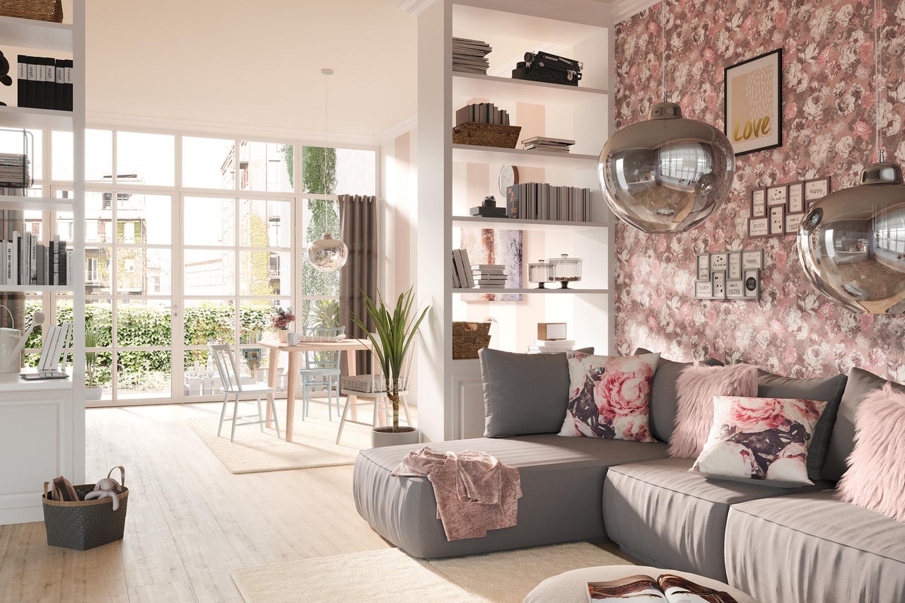 Helles Wohnzimmer mit Sofa, Esstisch und dekorativer Blumendekoration