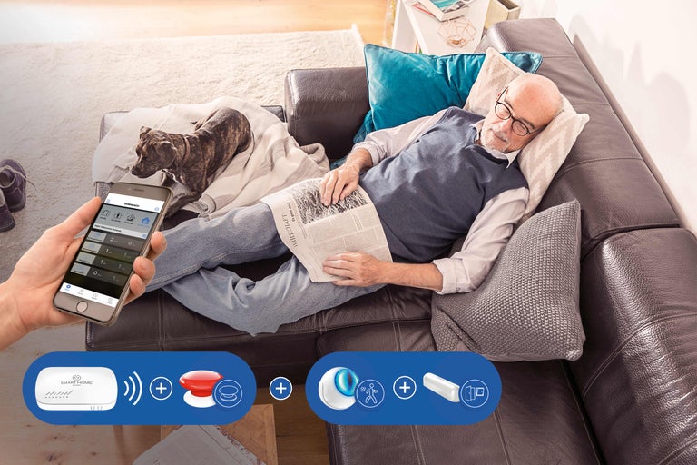 Smart Home System mit Mann, Hund und Smartphone auf der Couch