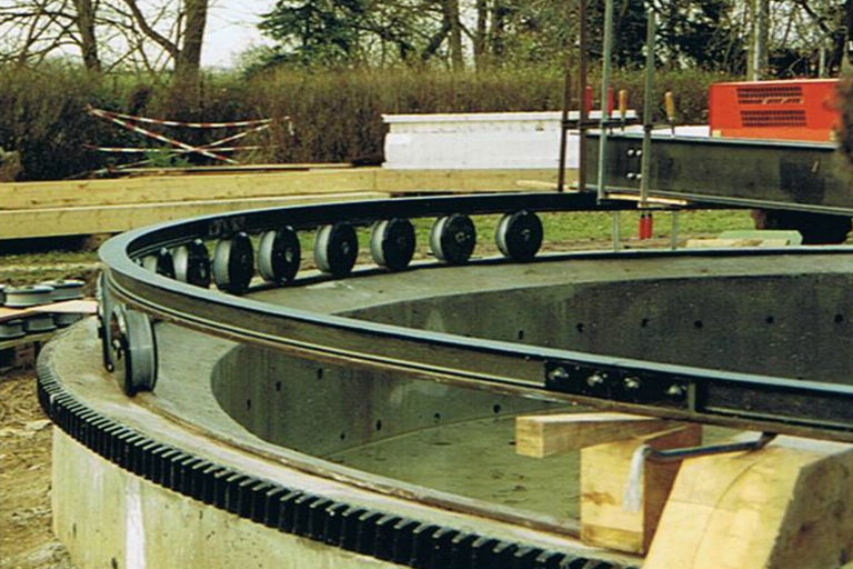 Drehbare Bühnenkonstruktion mit Zahnkranz und Rollen