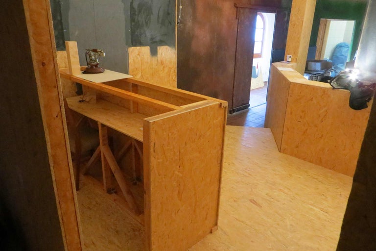 Innenraum mit Holzkonstruktion für Möbel und Wände