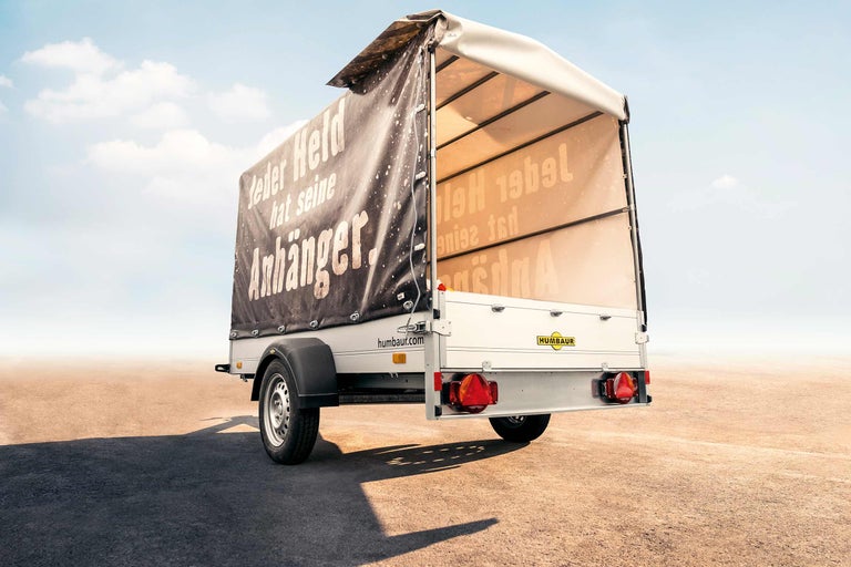 Humbaur Anhänger mit Plane und Spriegel