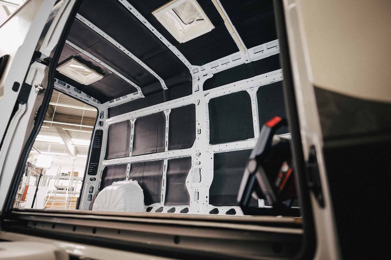 Innenraum eines Lieferwagens mit Dämmmaterial und Dachfenstern