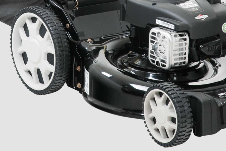 Detailansicht Rasenmäher mit Rädern und Motor