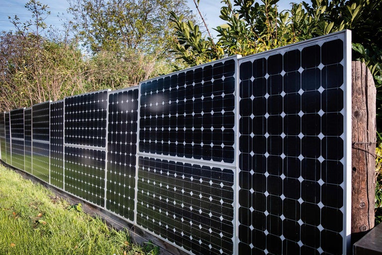 Reihe von Solarmodulen im Außenbereich