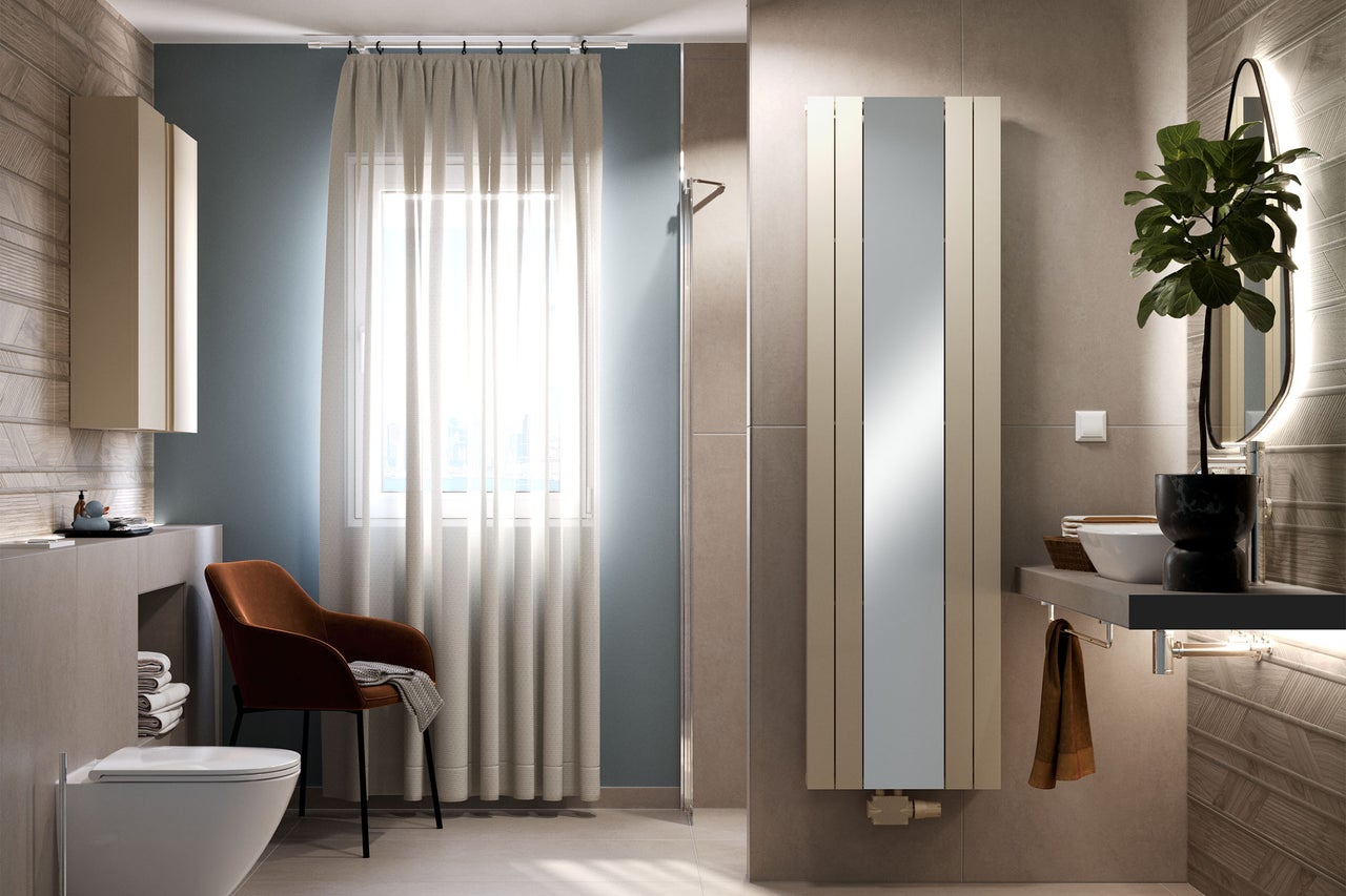 Modernes Badezimmer mit Toilette, Waschtisch, Heizkörper und Stuhl