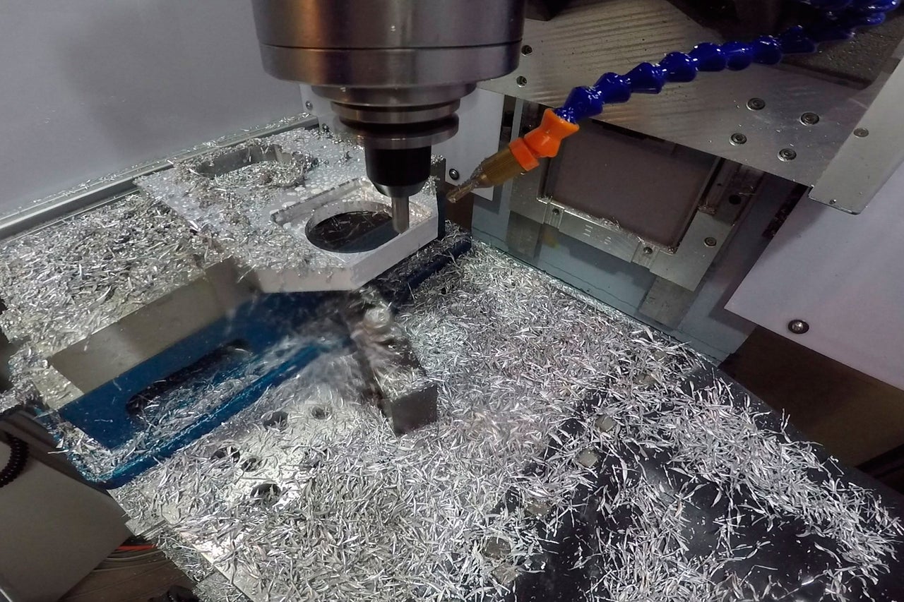 Metallbearbeitung mit CNC-Fräsmaschine und Metallspänen