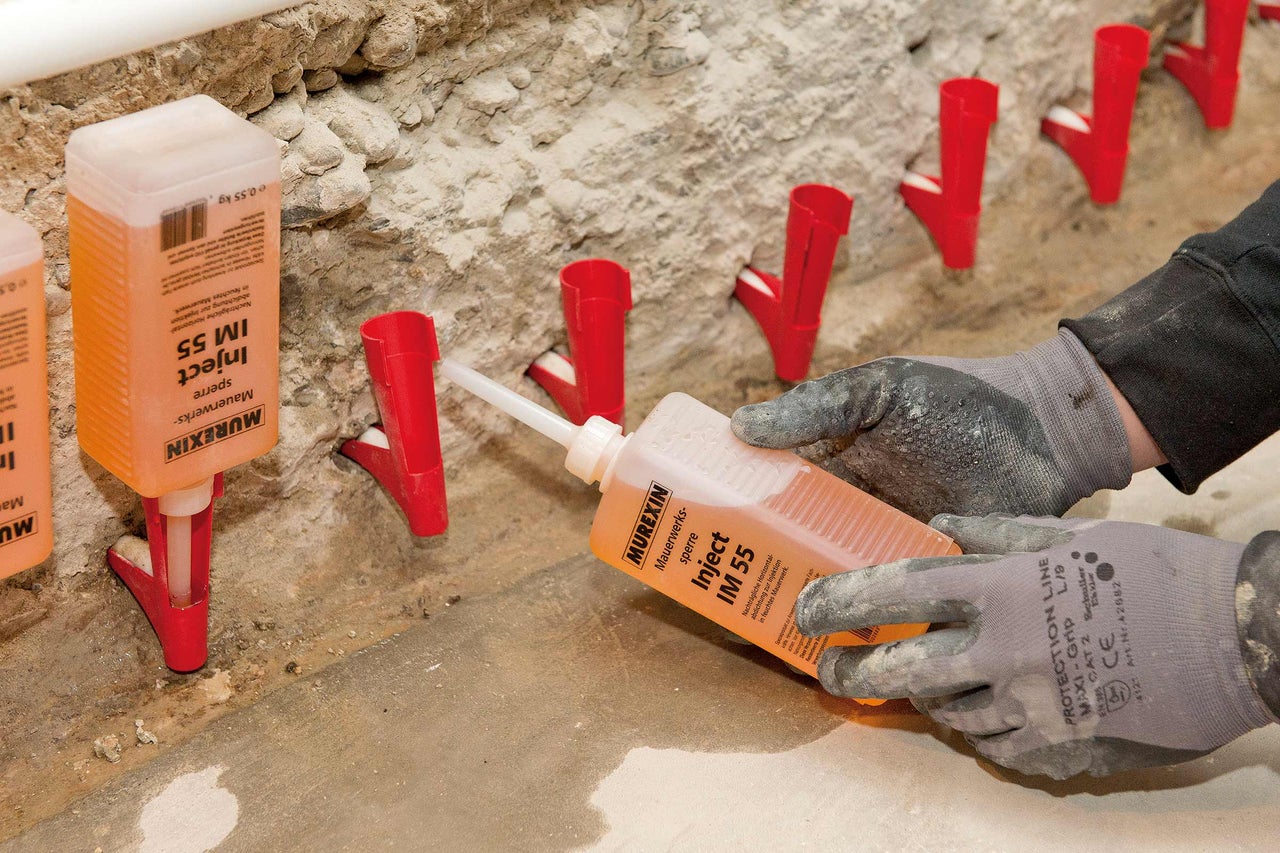 Murexin Mauerwerkssperre Inject IM 55 wird in eine Wand injiziert