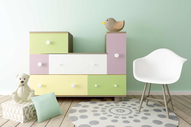 Kinderschlafzimmer mit Kommode, Spielzeug und Stuhl