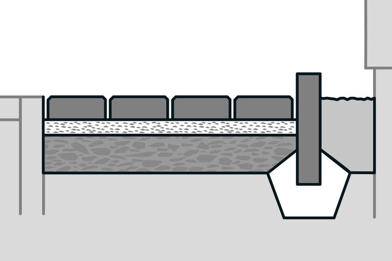 Querschnittsdarstellung eines Pflasteraufbaus mit Rinne zur Entwässerung