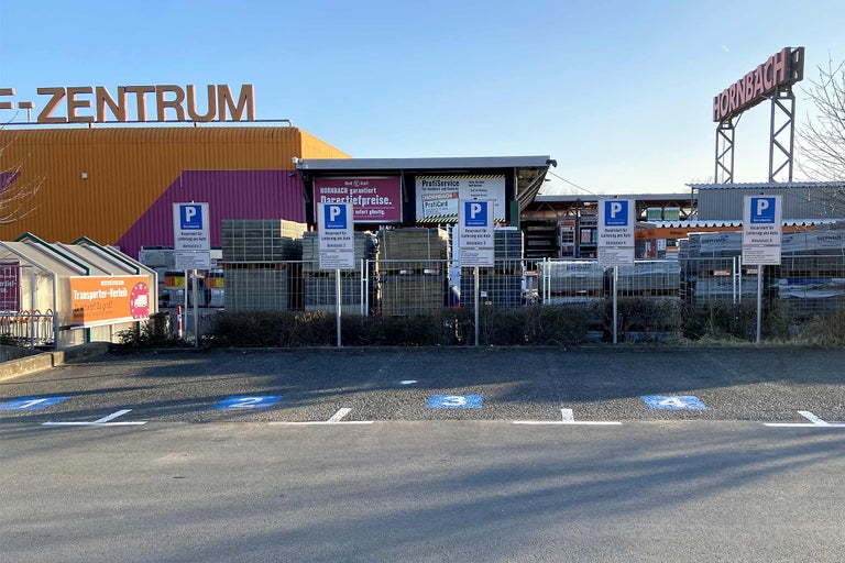 Außenansicht eines Hornbach Bauzentrums mit Abholplätzen für Online-Bestellungen