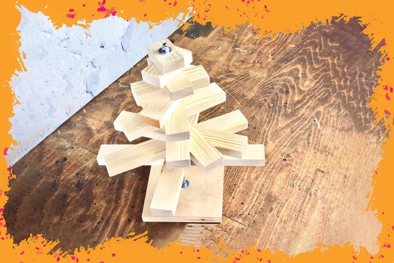 Dekorativer Tannenbaum aus Holzstücken