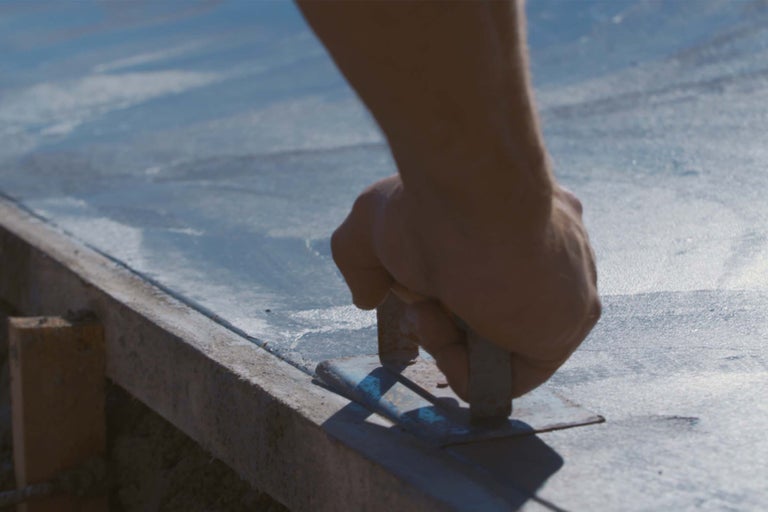 Hand glättet Beton mit Glättkelle