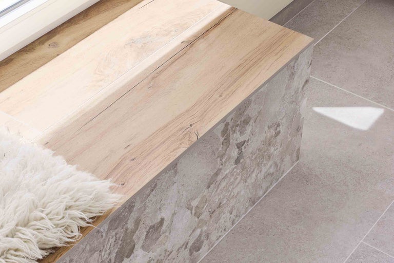 Heller Holztisch auf Steinfliesenboden